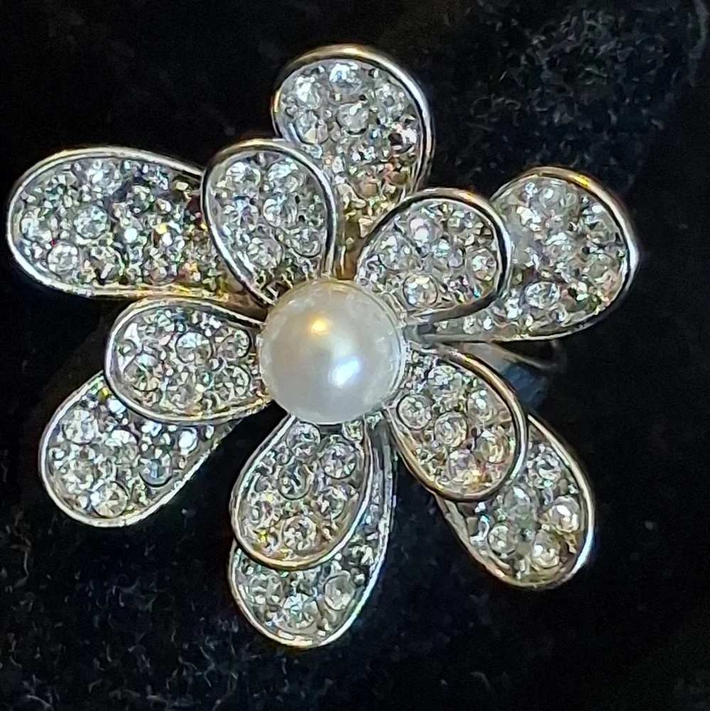 Guess Silvertone Flower Ring with Pearl Center Size 7